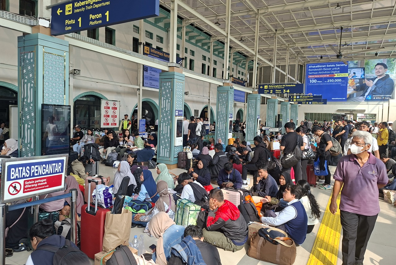 Penumpang Stasiun Pasar Senen Membludak, Ratusan Orang Tertahan Imbas Kecelakaan Kereta Api