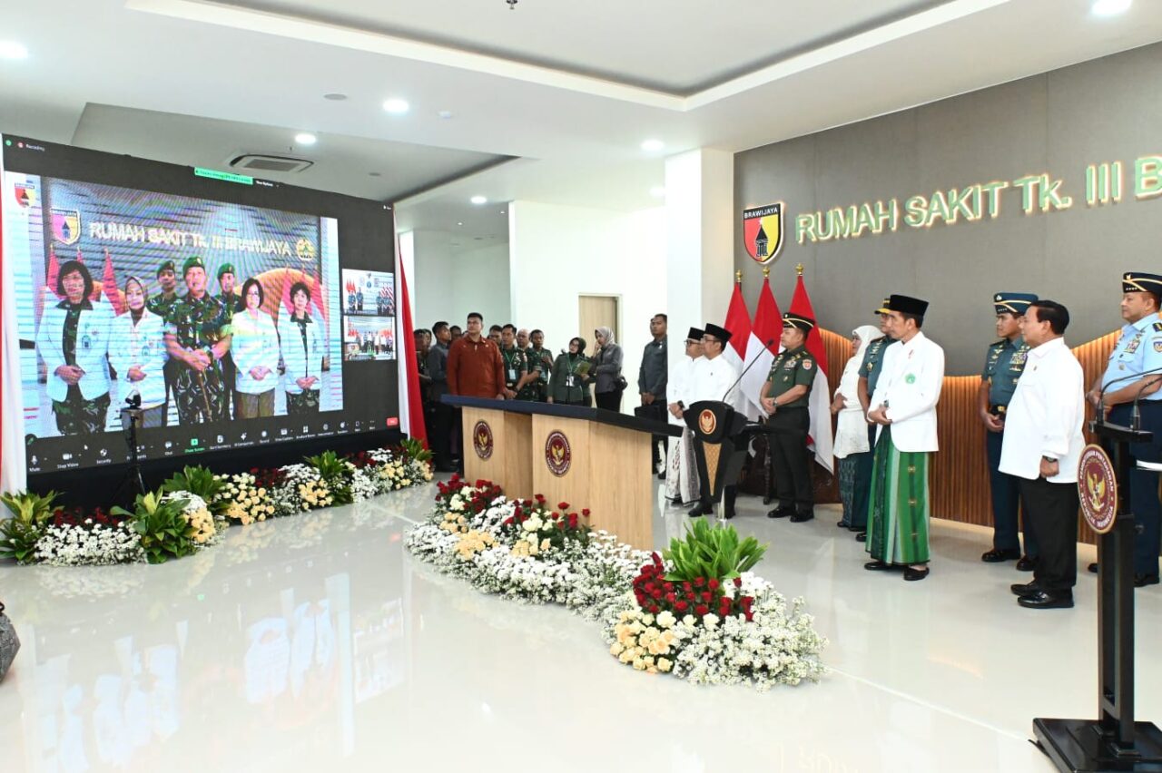 Masih Bersarung, Presiden Jokowi Resmikan 3 Rumah Sakit di Surabaya Sekaligus 