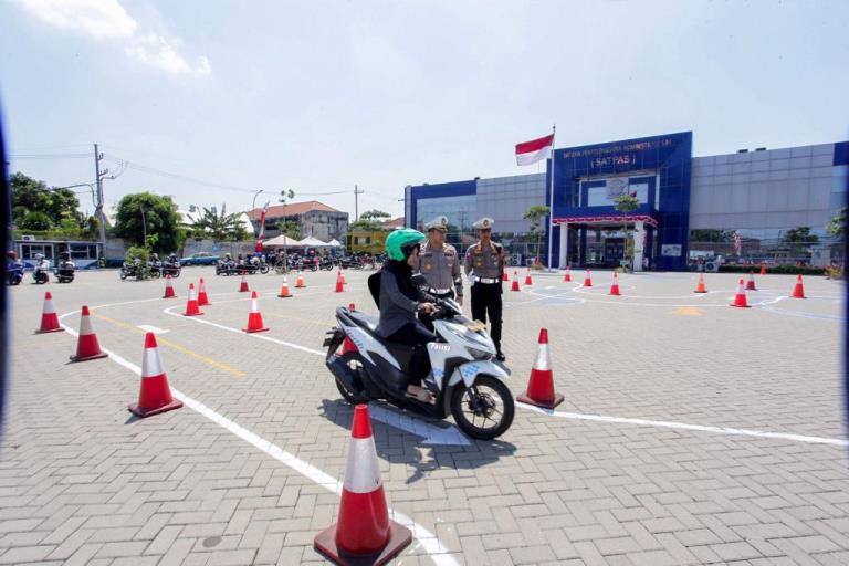 Jalur Angka 8 dan Zig-zag Dihapus pada Ujian SIM di Surabaya