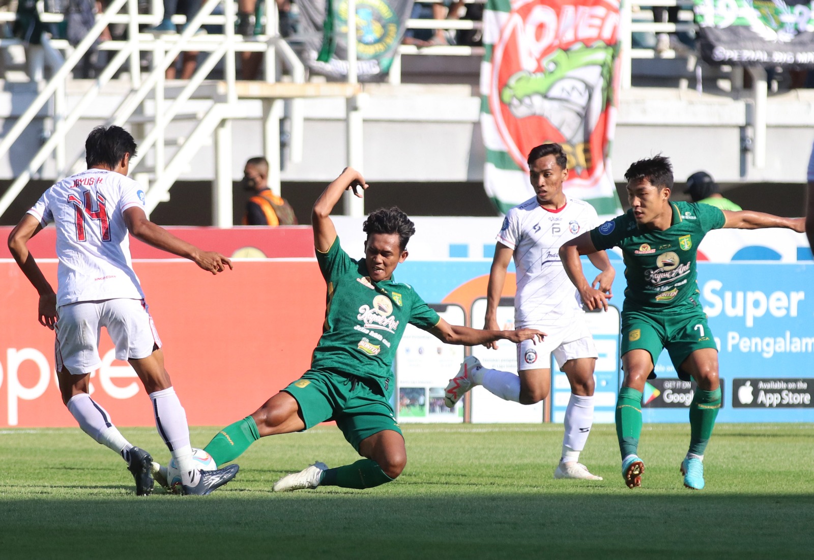 Derby Persebaya vs Arema, Bek Persebaya, Arief Catur Pamungkas Sukses Melakukan Penyelamatan Gemilang