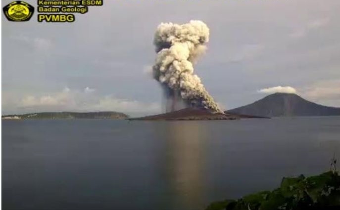 Gunung Anak Krakatau Erupsi, Ketinggian Abu 1500 Meter di Atas Puncak