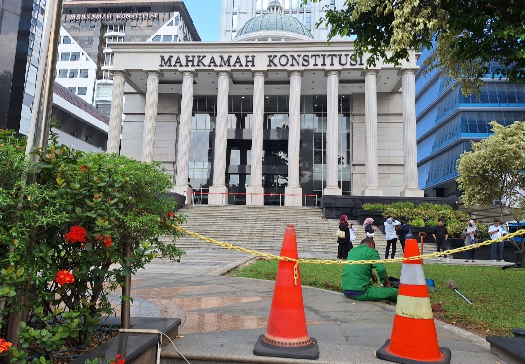 Heboh Surat Pemakzulan Gibran Desakan Purnawirawan, Putusan MK Soal Usia Capres-Cawapres Disebut Final dan Mengikat 