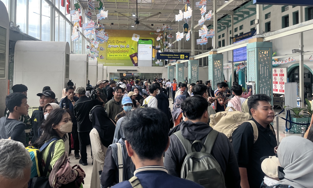 H-2 Libur Lebaran 2025, Pemudik Masih Memadati Stasiun Pasar Senen