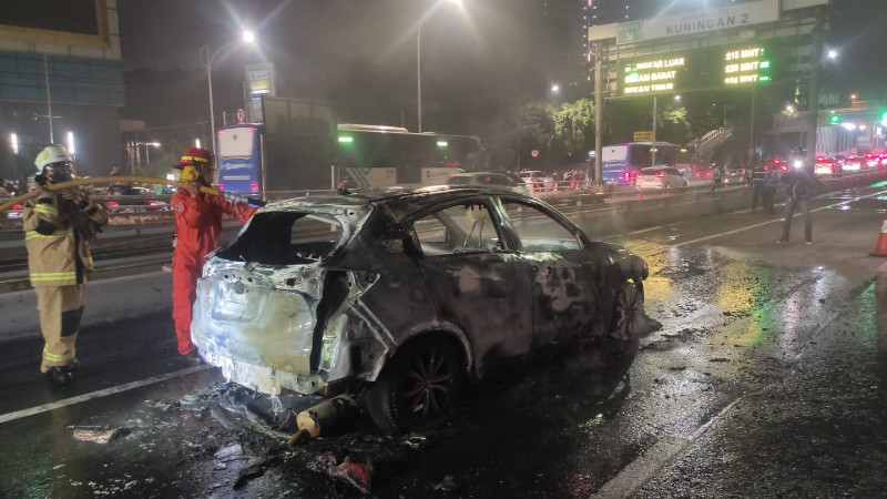 Polisi Ungkap Kronologi dan Penyebab Terbakarnya Mobil di Tol Kuningan 2