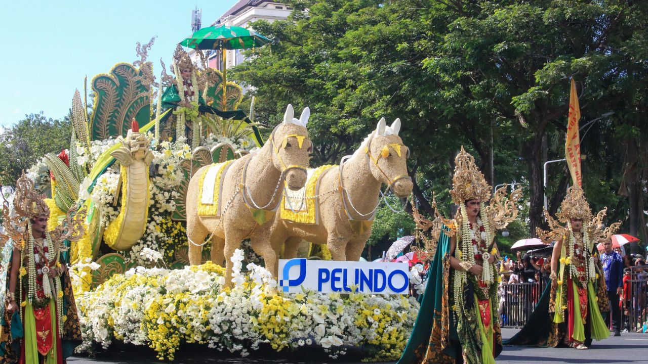 Mobil Hias Pelindo Regional 3 Angkat Legenda Nyi Roro Kidul di Surabaya Vaganza 2025