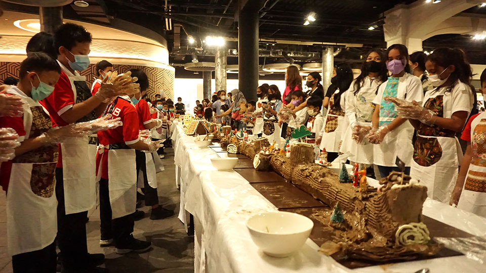 Yule Log Cake Decorating Activity Libatkan 3 Panti Asuhan, Hias Kue sepanjang 10 meter