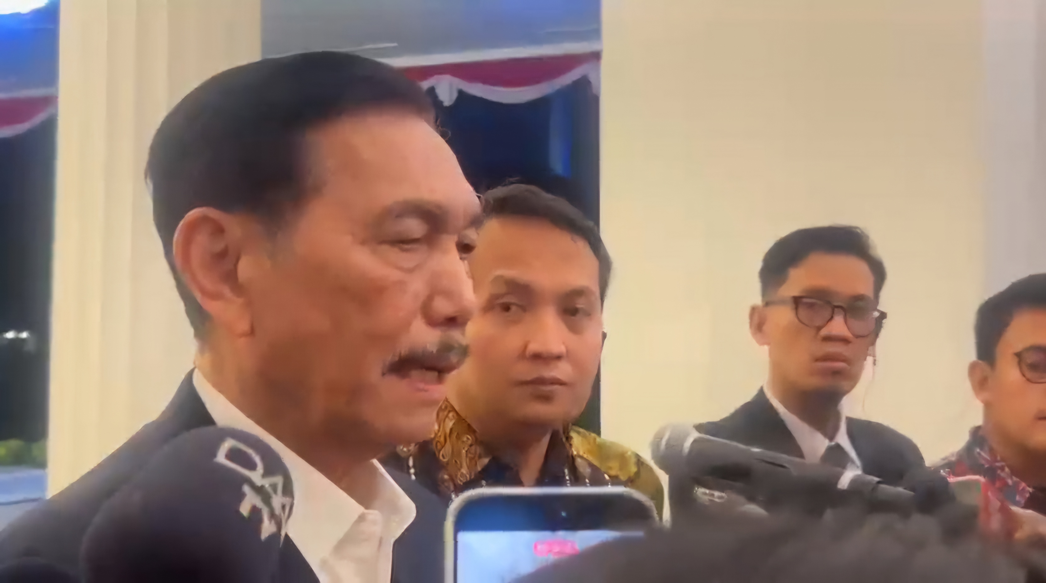 Luhut: Bansos Akan Diubah Jadi Bantuan Tunai Rp5,4 Juta per Orang