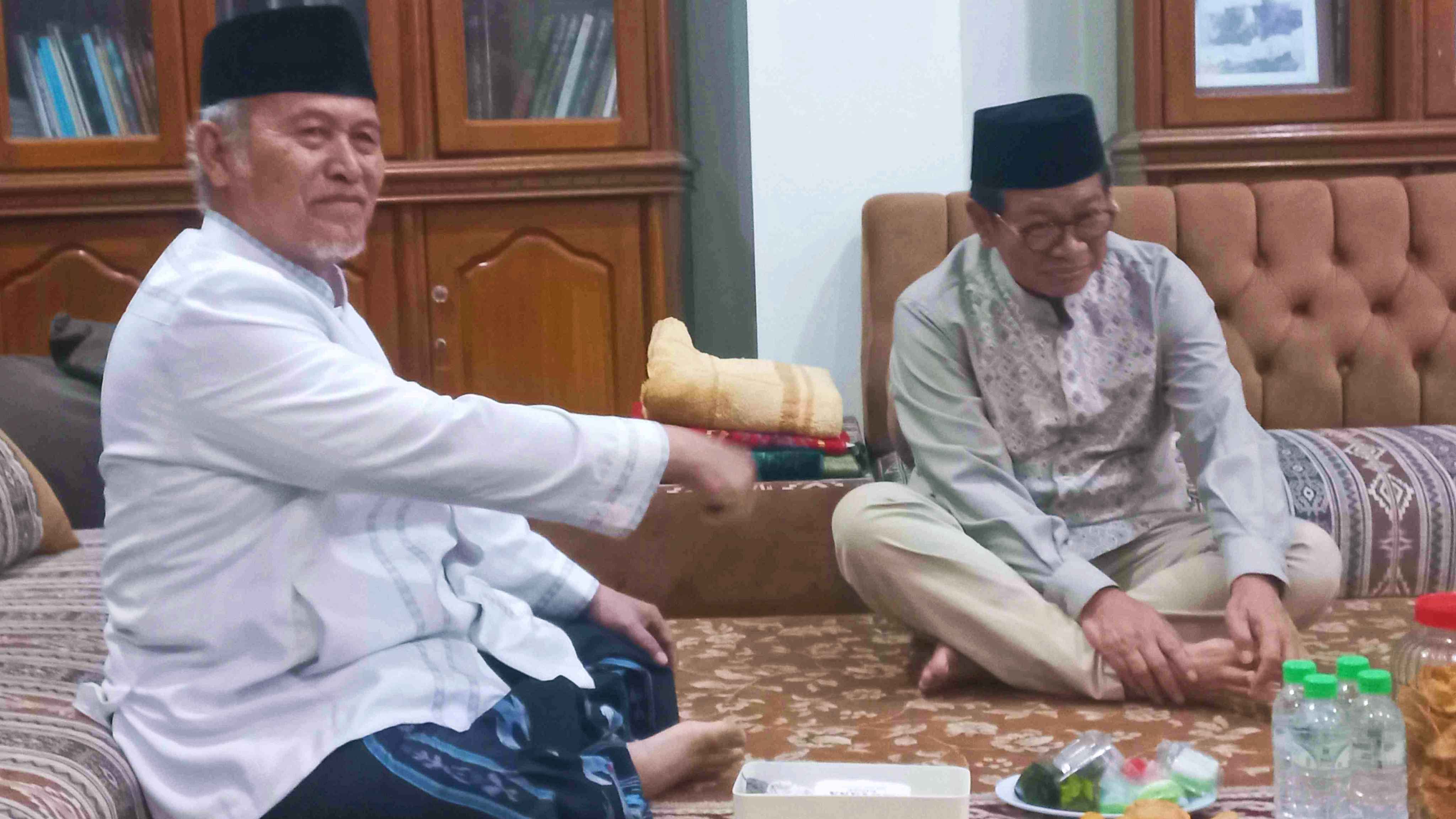 Minta Doa Restu, Pramono Anung Sowan ke KH Mahfudz Asirun di Jakbar