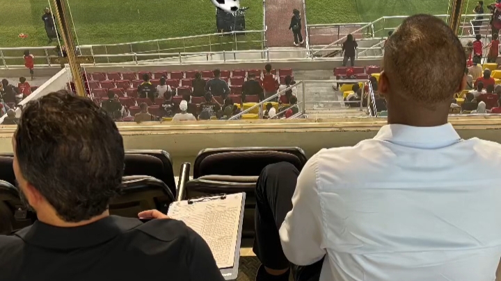 Patrick Kluivert dan Denny Landzaat Pantau Laga Persis Solo vs Dewa United, Sananta Bikin Gol Tapi Dianulir