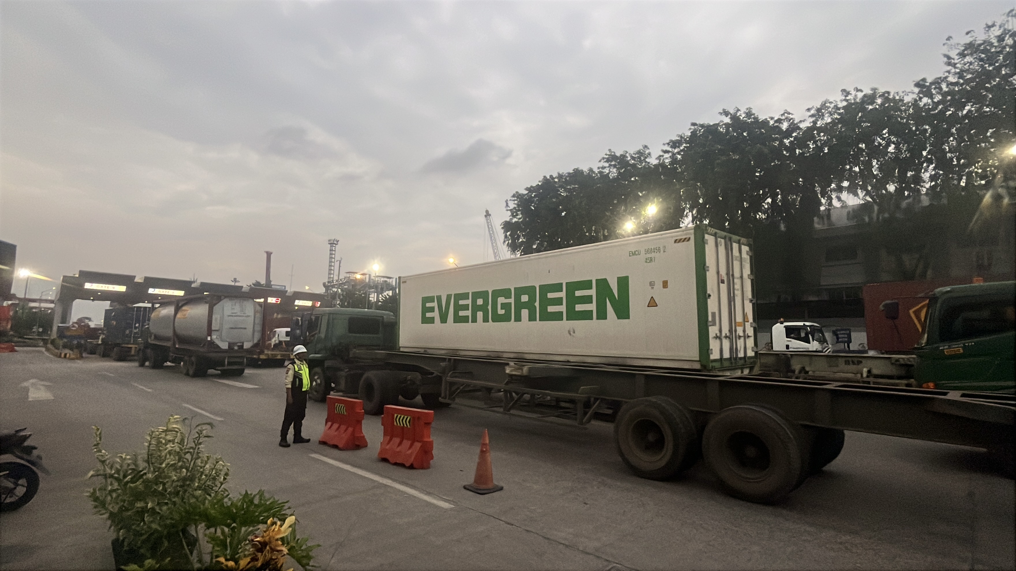 Aktivitas Bongkar Muat Pelabuhan NPCT1 Jadi Biang Kerok Kemacetan di  Tanjung Priok!
