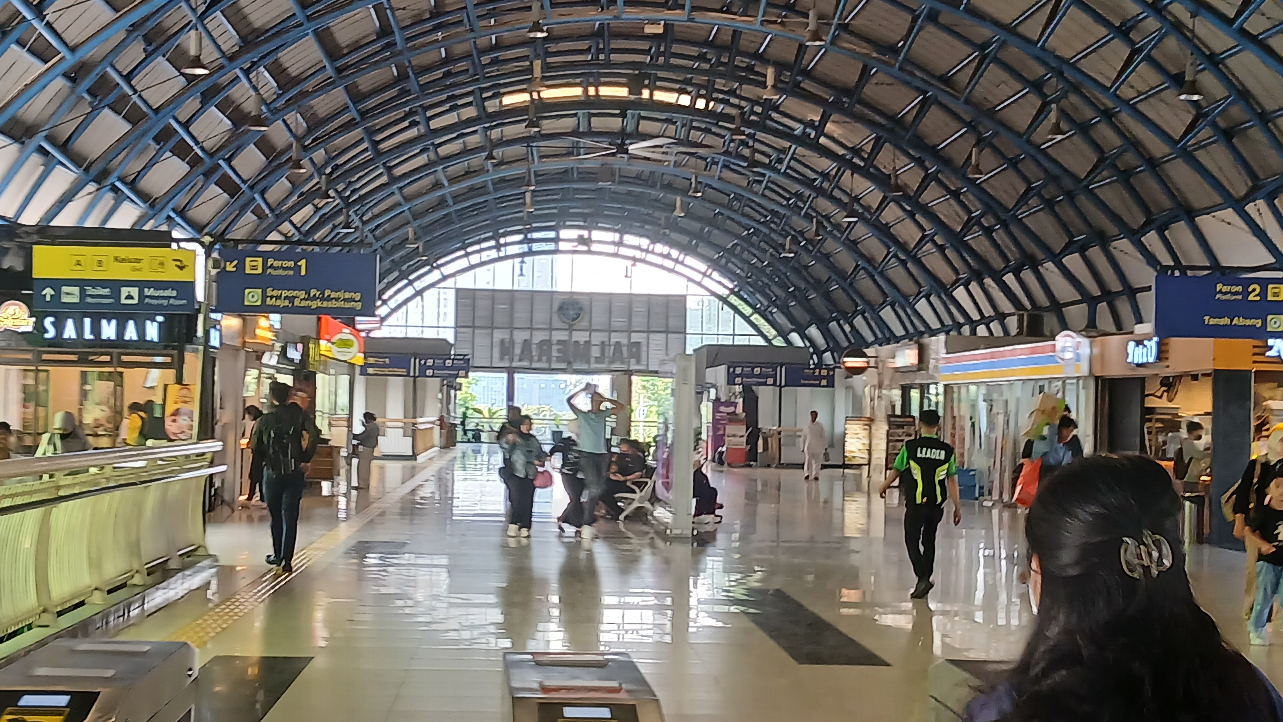 Mahasiswa Berdemo di DPR, KAI Commuter Pastikan Layanan Tetap Beroperasi