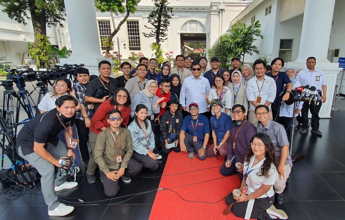 Momen Prabowo Foto Bareng Wartawan Pakai Kacamata Hitam
