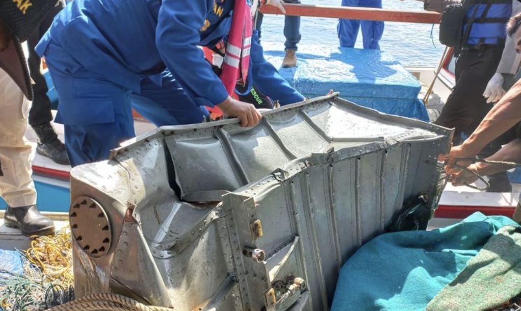  Sejumlah Serpihan Helikopter Polri yang Jatuh di Laut Belitung Timur Berhasil Ditemukan