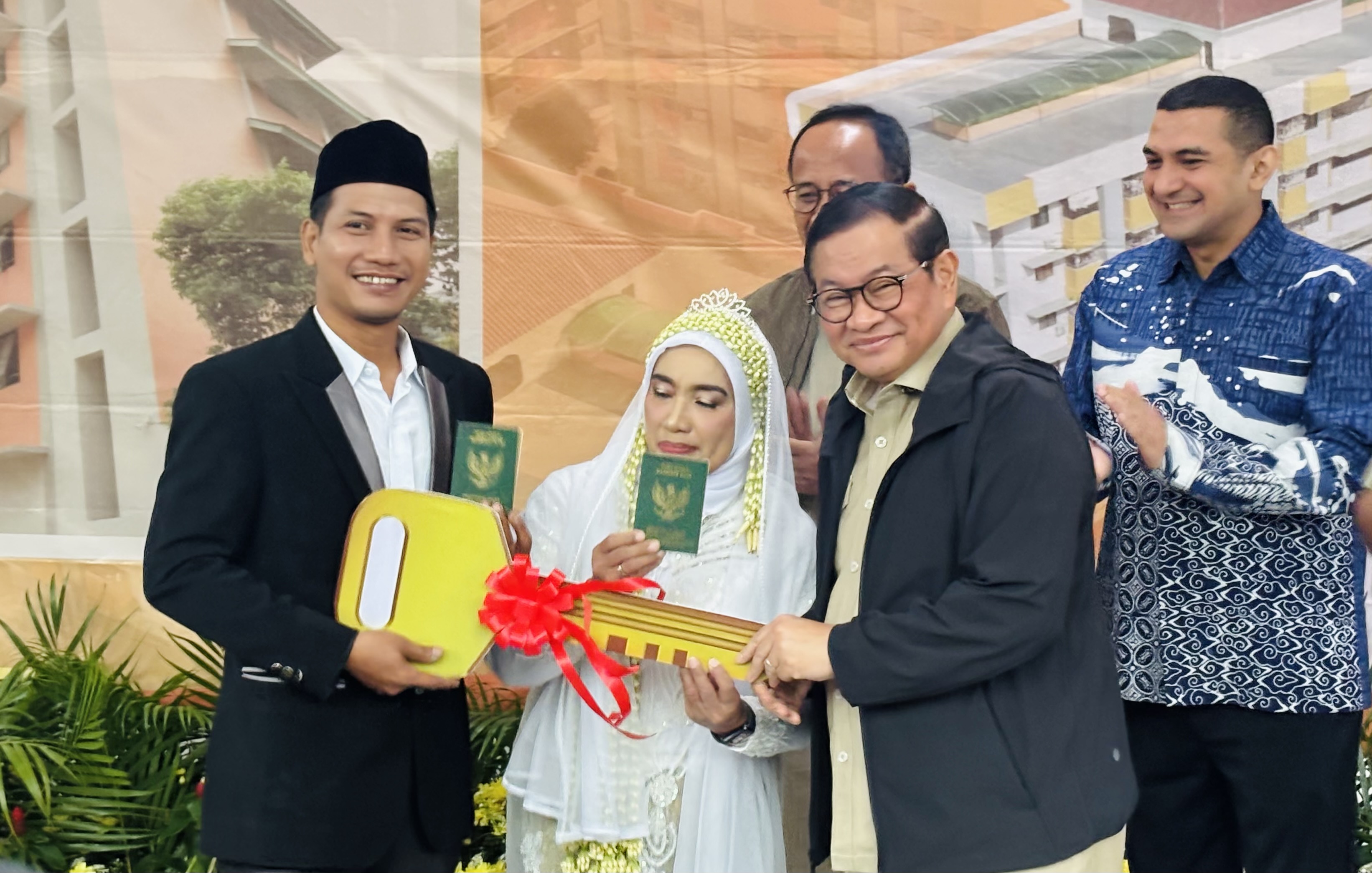 So Sweet! Warga TPU Kebon Nanas Dapat Kado Rusunawa dari Pramono di Momen Akad Nikah