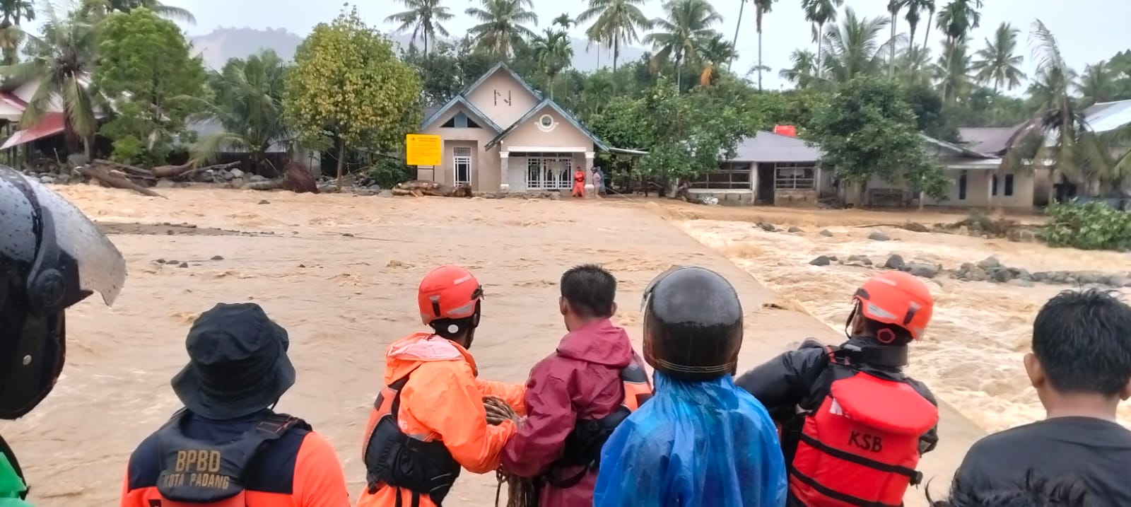 Banjir Rendam 3 Kecamatan di Padang, 672 Warga Mengungsi, Tim SAR Evakuasi 238 Orang 