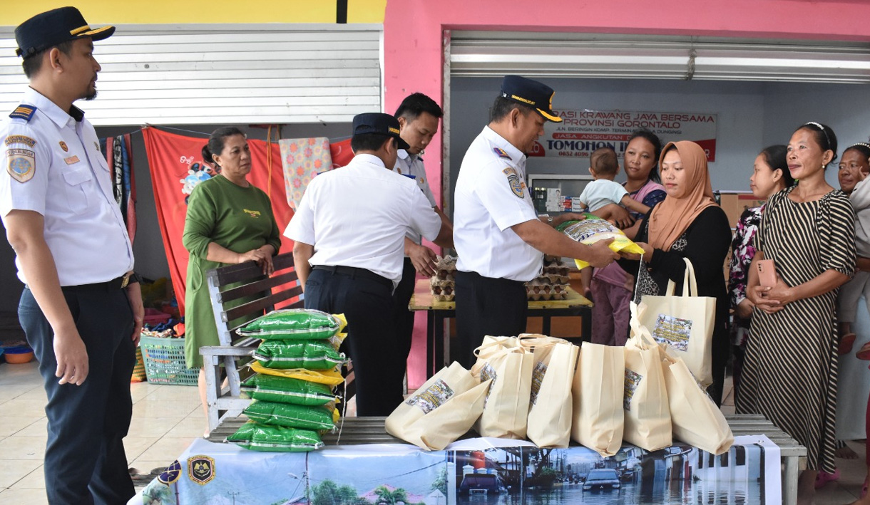 Kemenhub Bagikan Bantuan Bencana Alam pada Masyarakat Terdampak Banjir Bandang di Gorontalo 