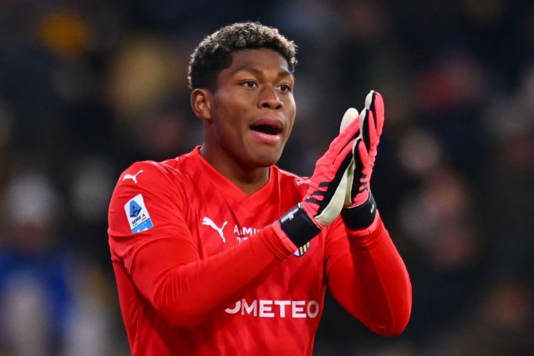 PSG Batal Datangkan Zion Suzuki, Aston Villa Siap Serobot Kiper Parma