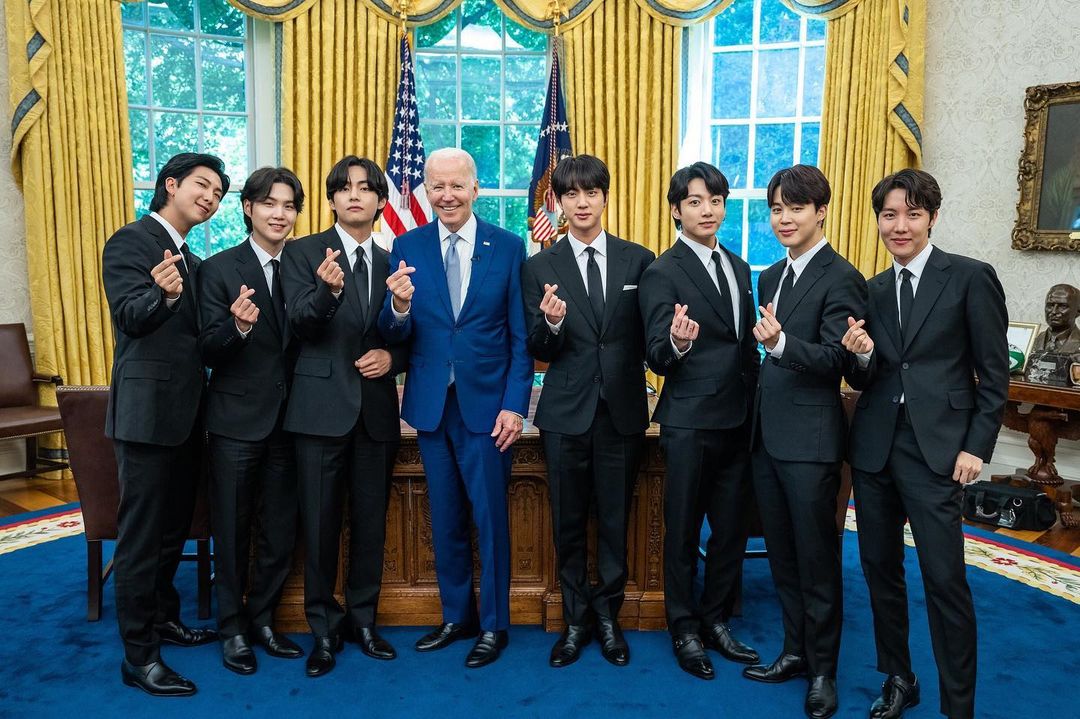 Ketemu BTS, Joe Biden Berpose dengan Finger Heart