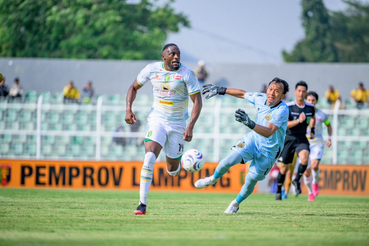 Debut Manis Yann Mabella Bersama Persebaya, Gol Perdana untuk Bonek