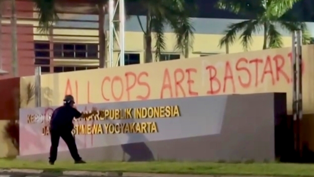 Protes Arogansi Brimob, Pelang Polda DIY Dicoret Bertuliskan 'All Cops Are Bastard'