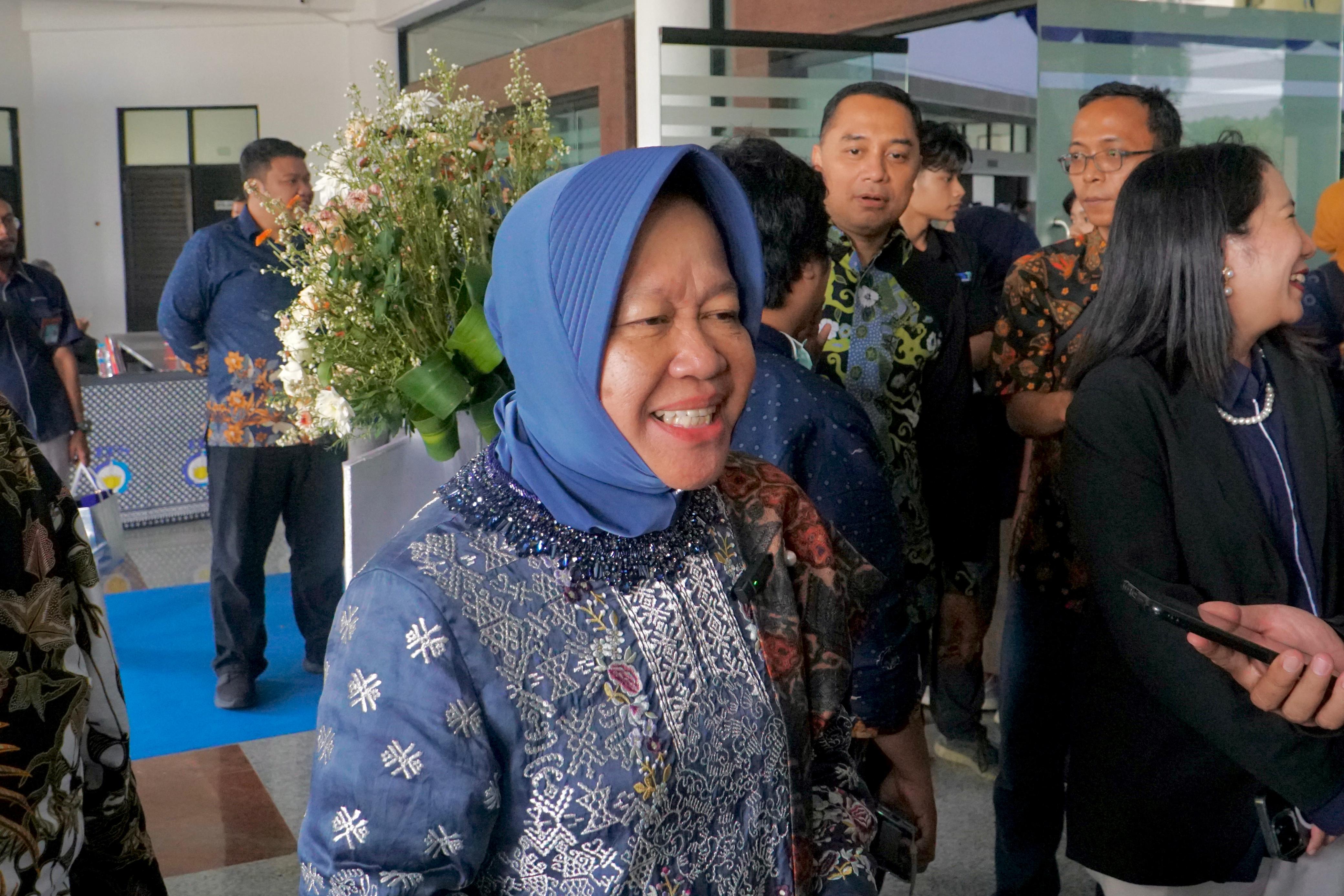 Risma dan Eri Cahyadi Terima Penghargaan Prestisius dari ITS Surabaya