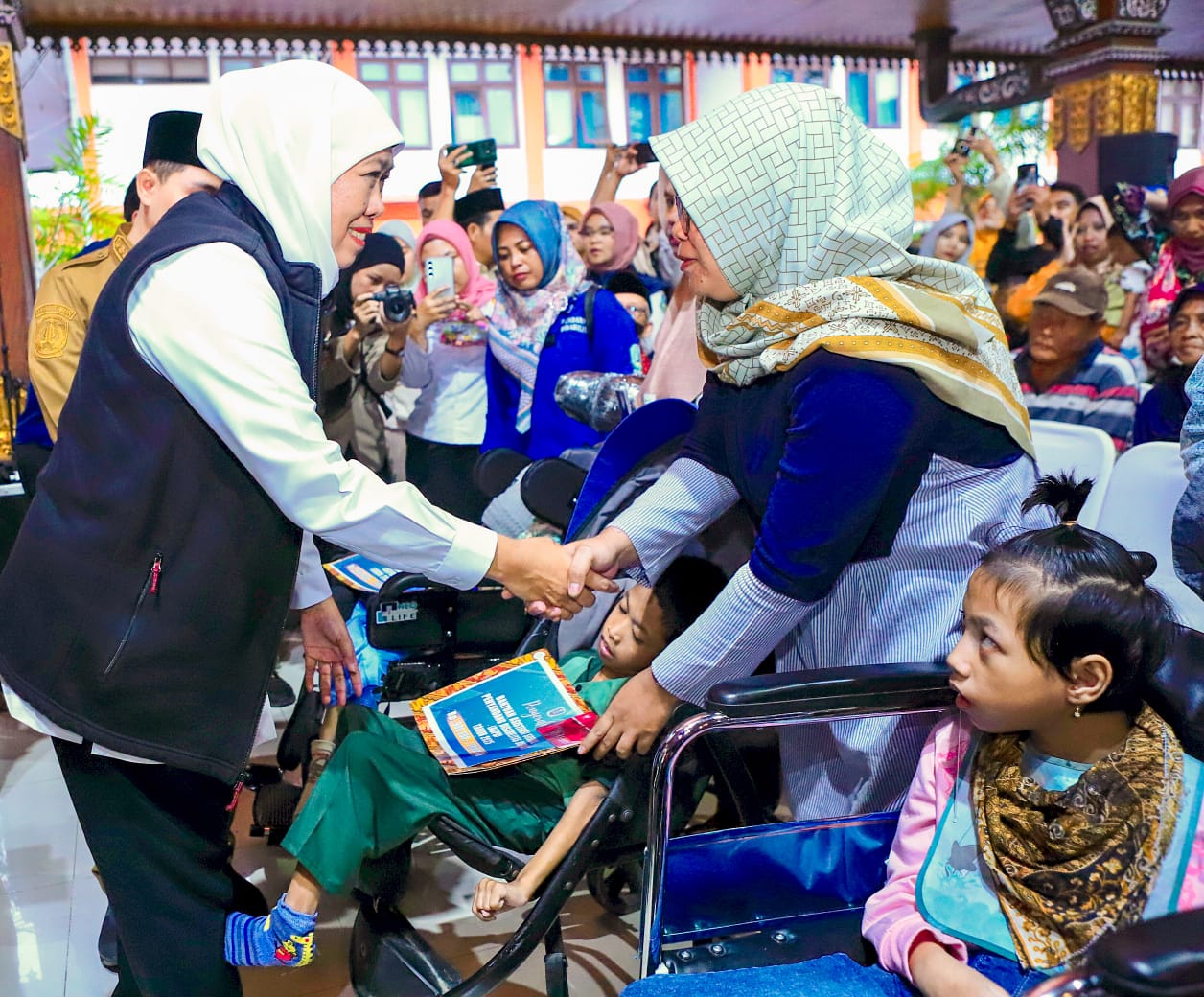 Khofifah Salurkan Bantuan Rp5,3 Miliar untuk Tekan Kemiskinan Ekstrem di Mojokerto