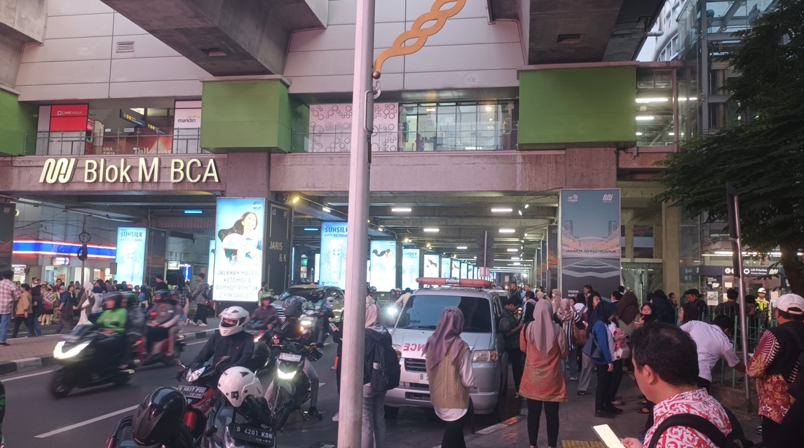 Muatan Crane Jatuh, Akses MRT Jakarta Ditutup Sementara Hingga Penumpang Menumpuk