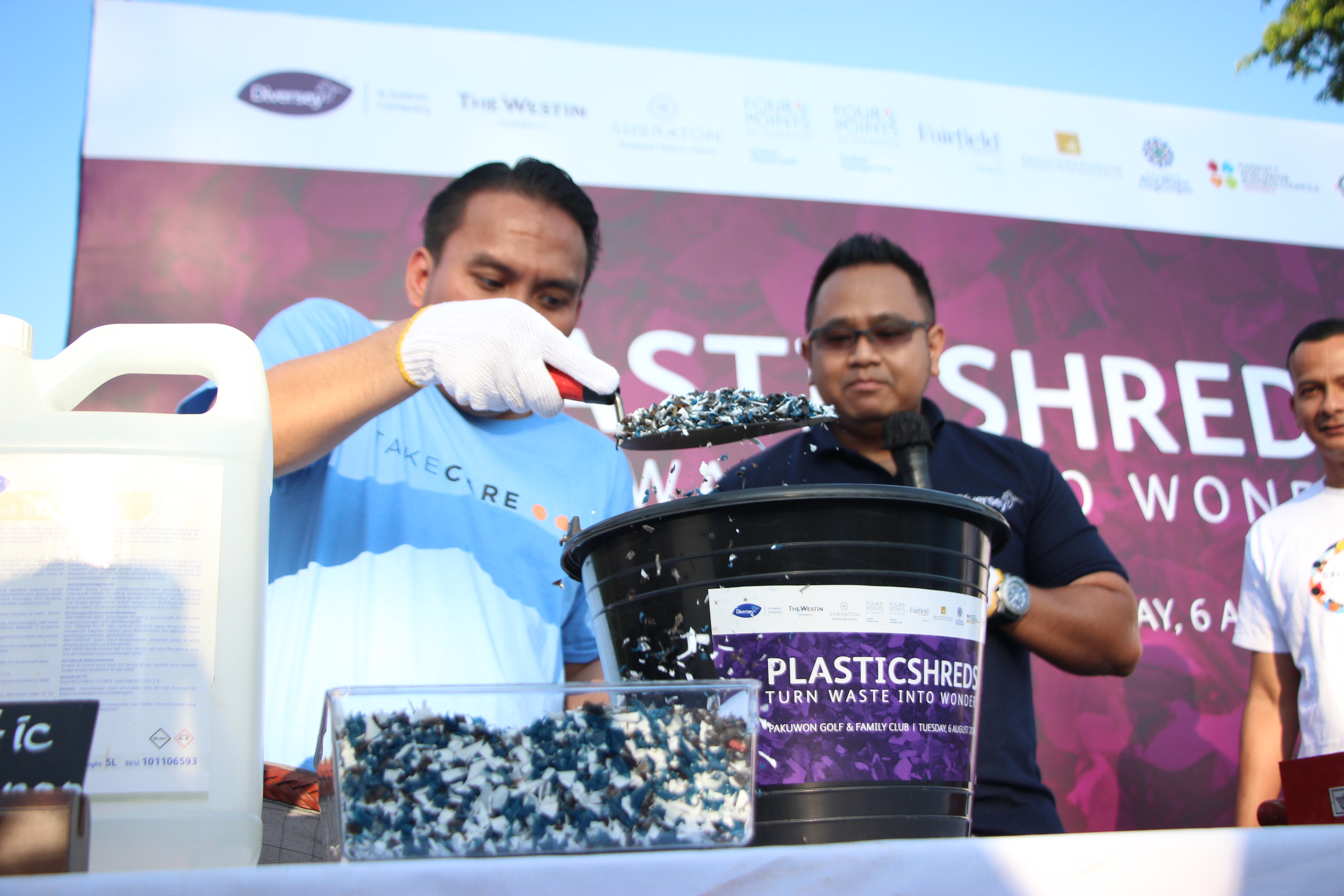 Marriott Hotels Surabaya Ubah Sampah Plastik Jadi Paving Block