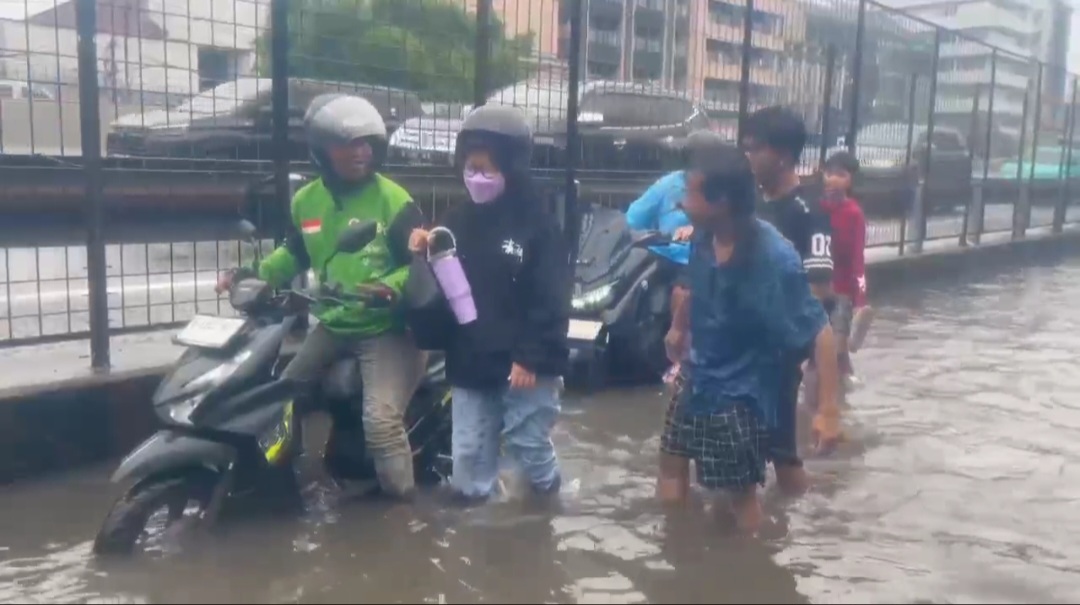 Banjir Bikin Jalan Arjuna Utara Lumpuh, Pengendara Motor Jangan Nekat!