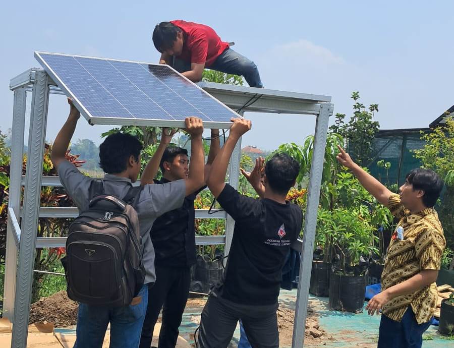 Stop Gagal Panen: Dosen Untag Surabaya Manfaatkan PLTS untuk Basmi Hama Grayak