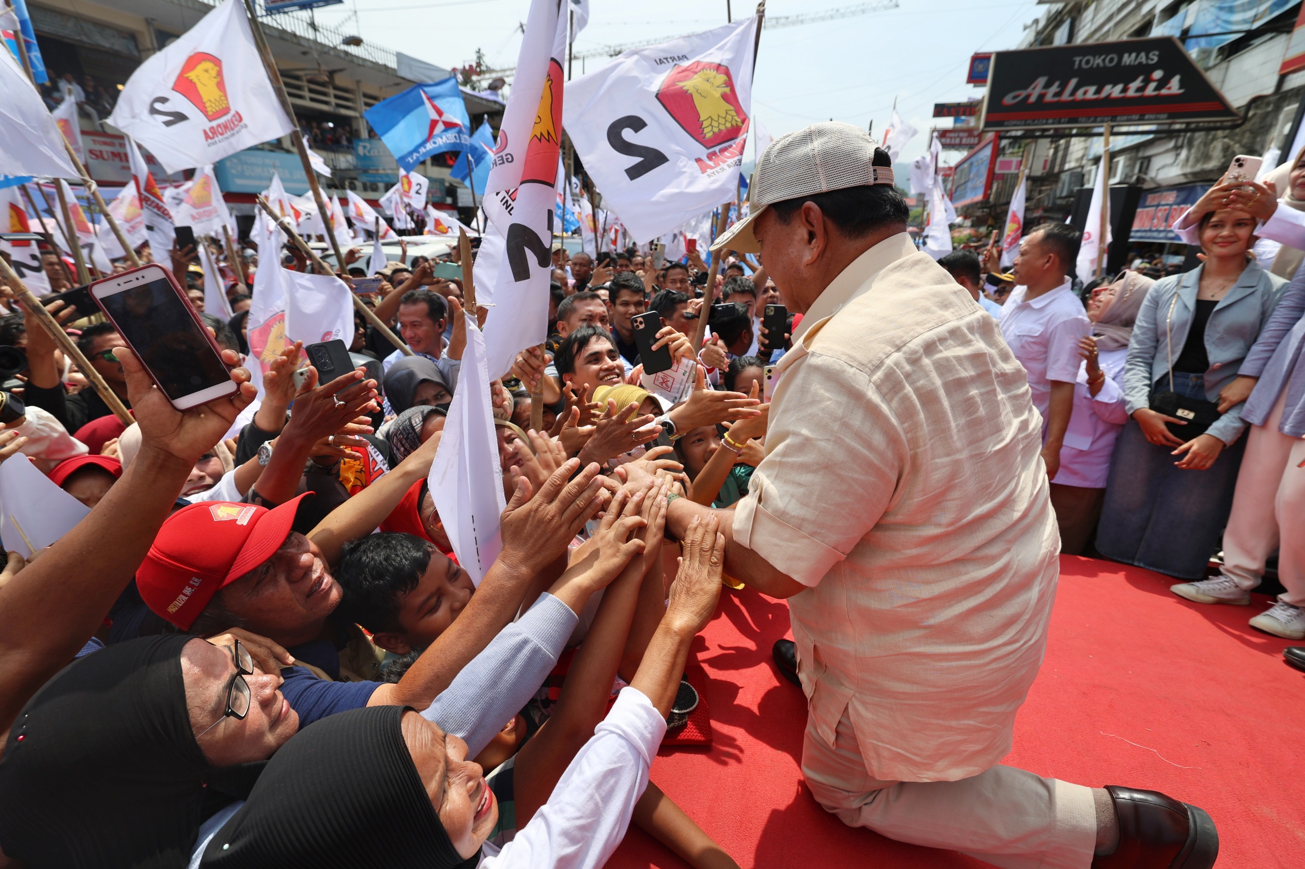 Berkunjung ke Pasar Raya Padang, Prabowo Ajak Warga Sumbar Gunakan Hak Pilih Sebaik-baiknya