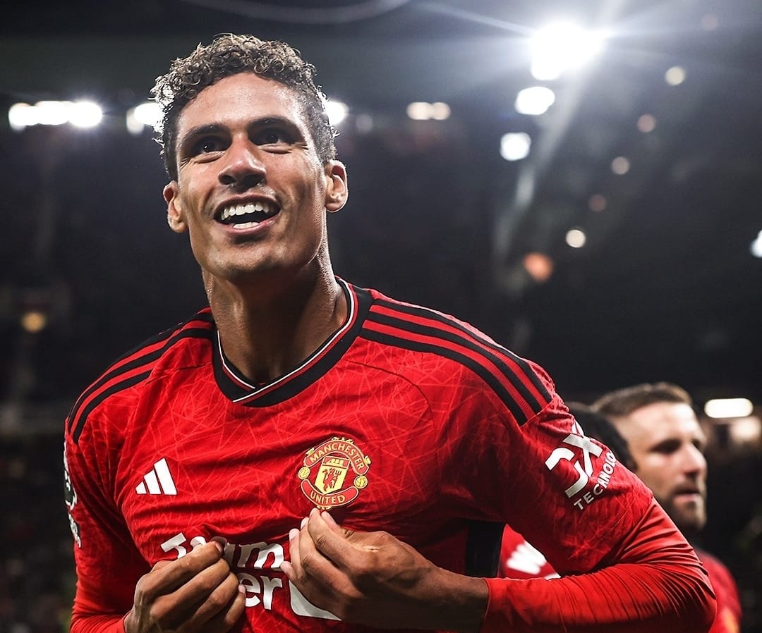 Varane Ingin Bertahan di MU, Tapi Hubungan dengan Ten Hag Memburuk