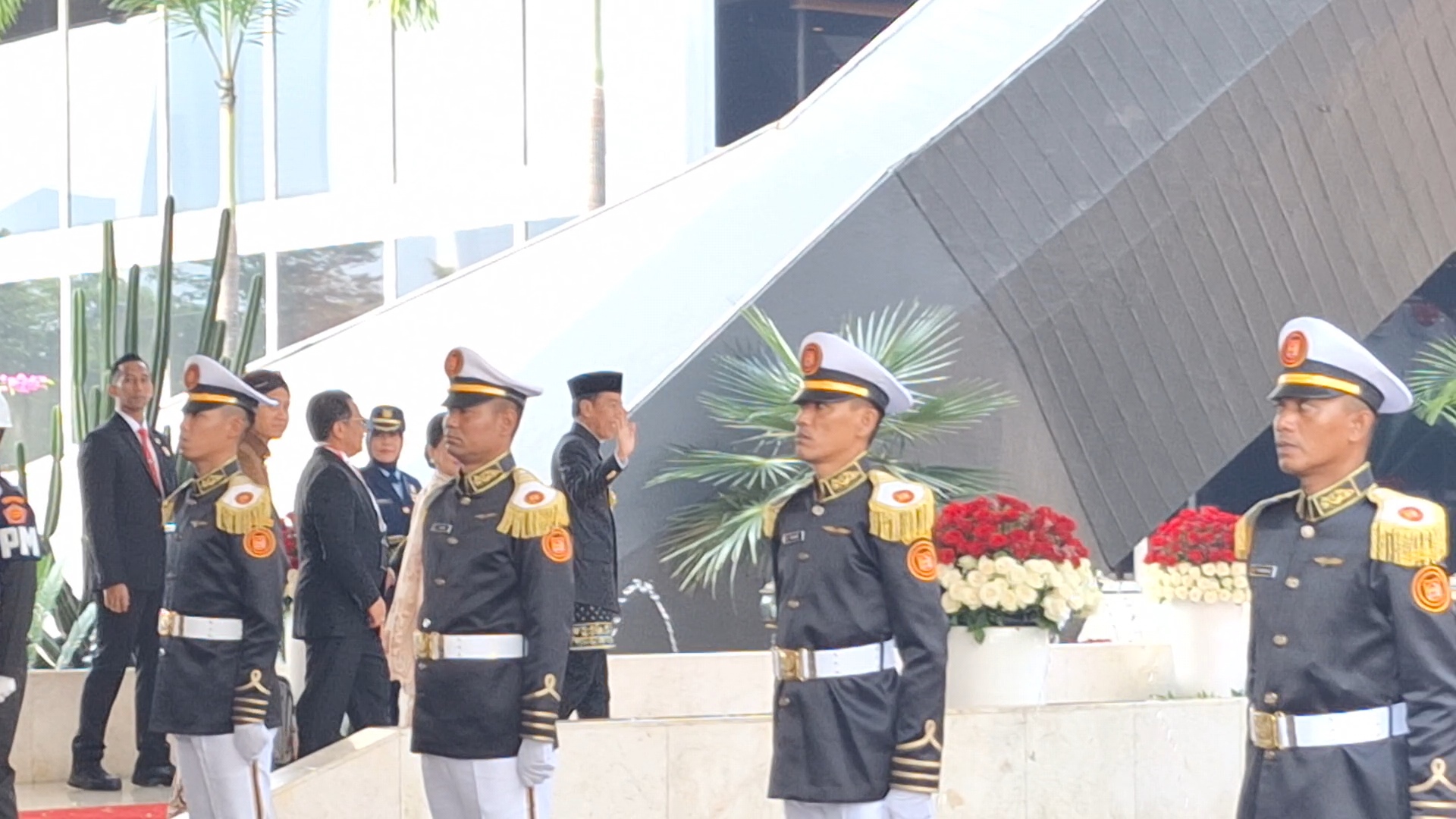 Jokowi Hadiri Sidang Tahunan MPR RI, Gunakan Pakaian Adat Demang Betawi 