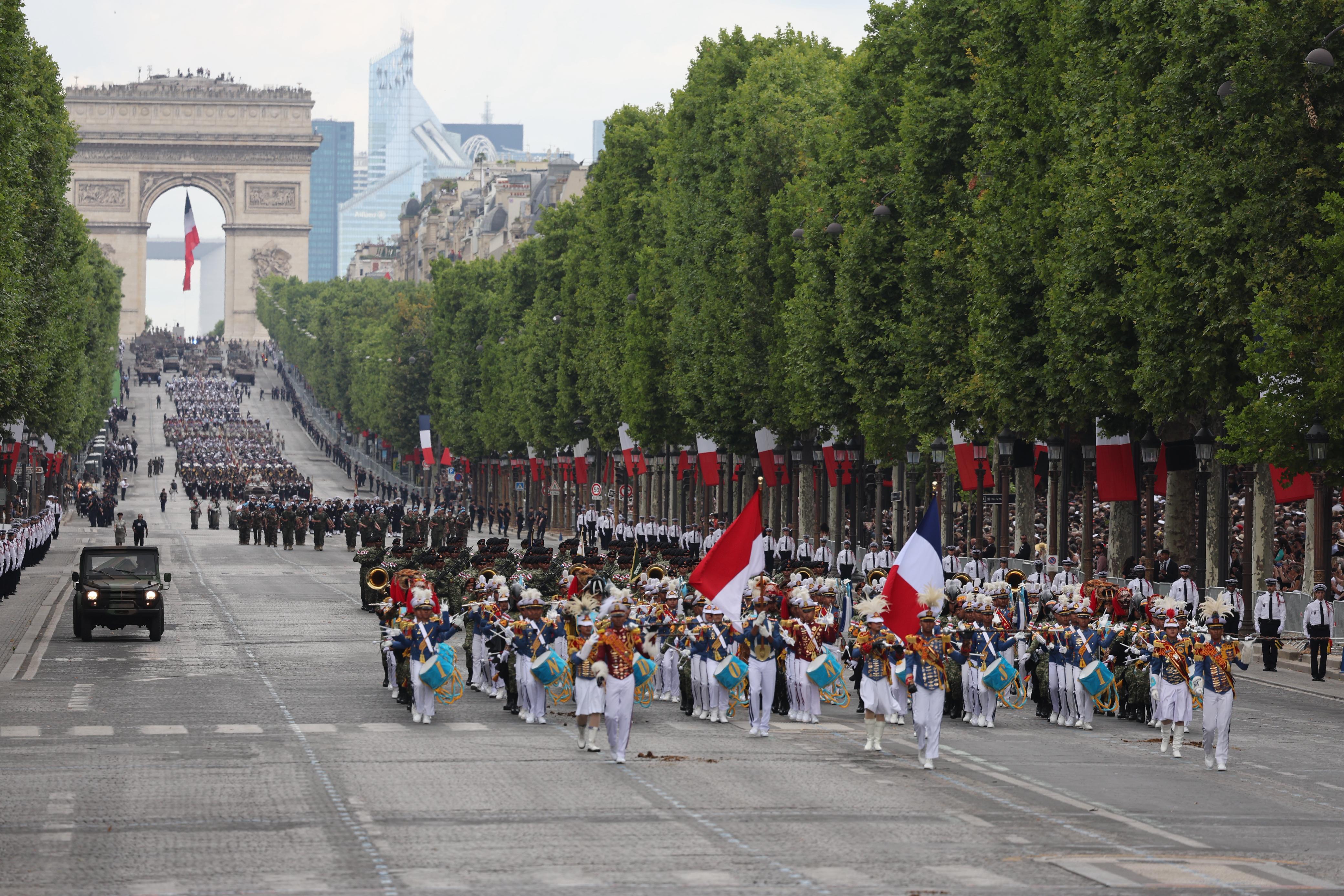 TNI Tampil Memukau di Bastille Day Prancis: Prabowo Beri Hormat, Macron Apresiasi