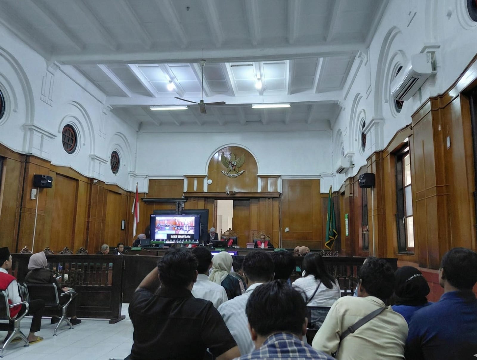 Dua Pemuda Penjarah Pos Polisi Surabaya Saat Kerusuhan Demo Terancam 6 Bulan Penjara