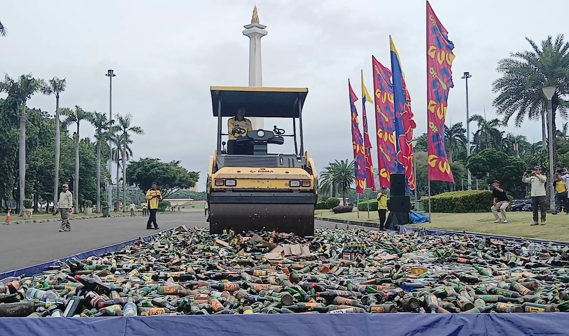 Satpol PP DKI Musnahkan 9.712 Botol Miras Ilegal, Hasil Razia Sepanjang 2024