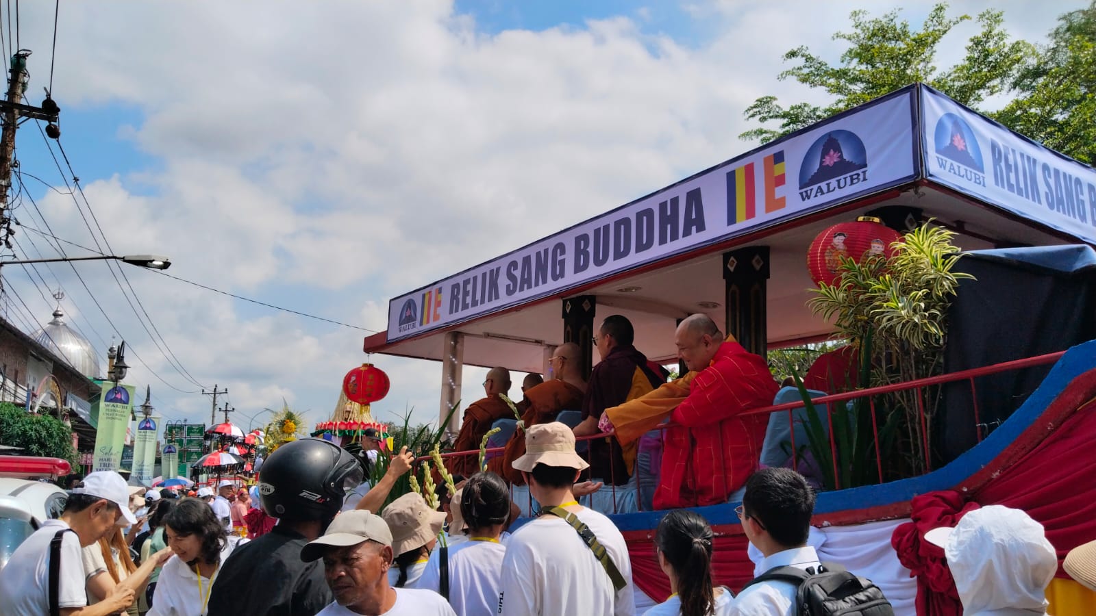 Ribuan Umat Buddha Ikuti Kirab Waisak 2570 BE dari Mendut ke Borobudur