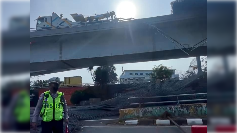 Truk Trailer Muatan Besi Terguling di Tomang, Tol Dalkot Arah Cawang Ditutup