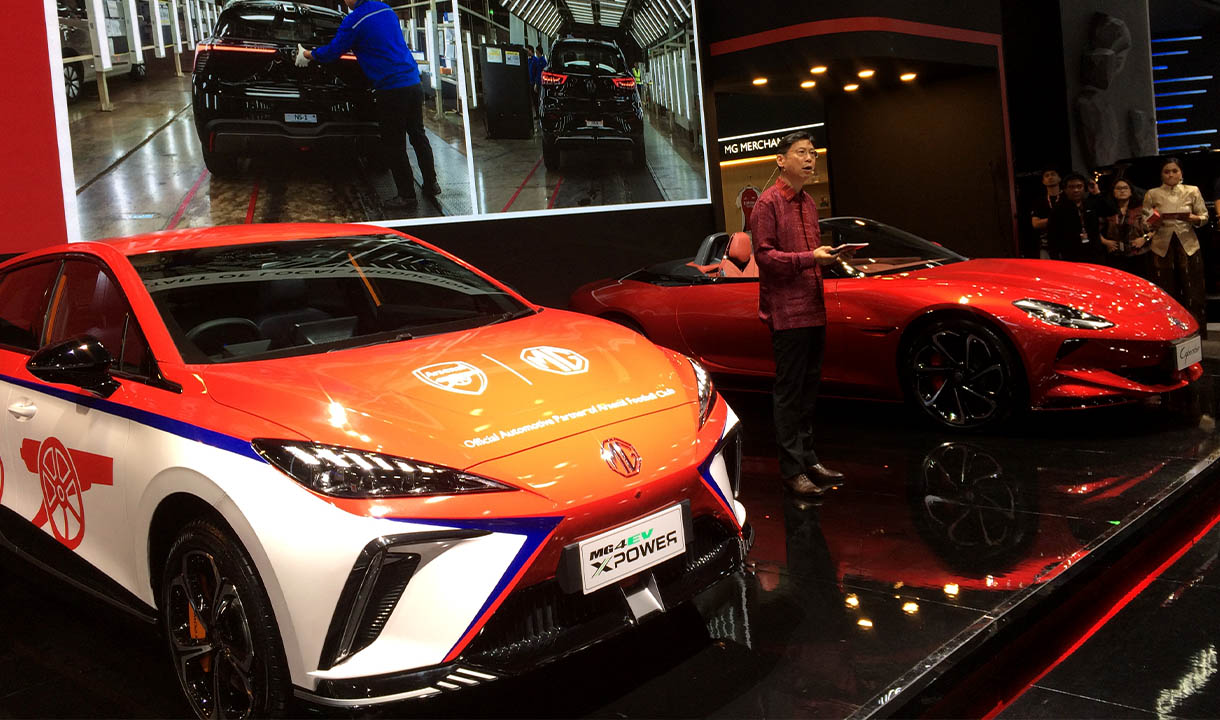 MG Perkenalkan MG 4EV Arsenal FC Official Automotive Partner di IIMS 2025