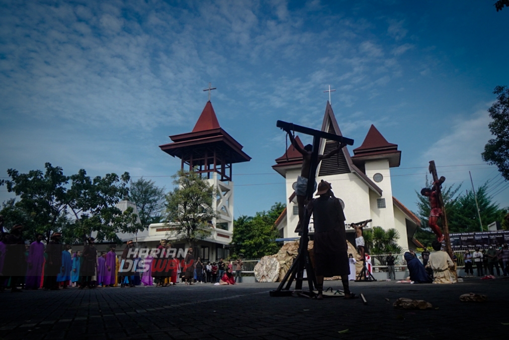 Reenaksi Proses Penyaliban Yesus Kristus: Yudas Iskariot Jual Sang Guru Demi Sekantung Emas. 