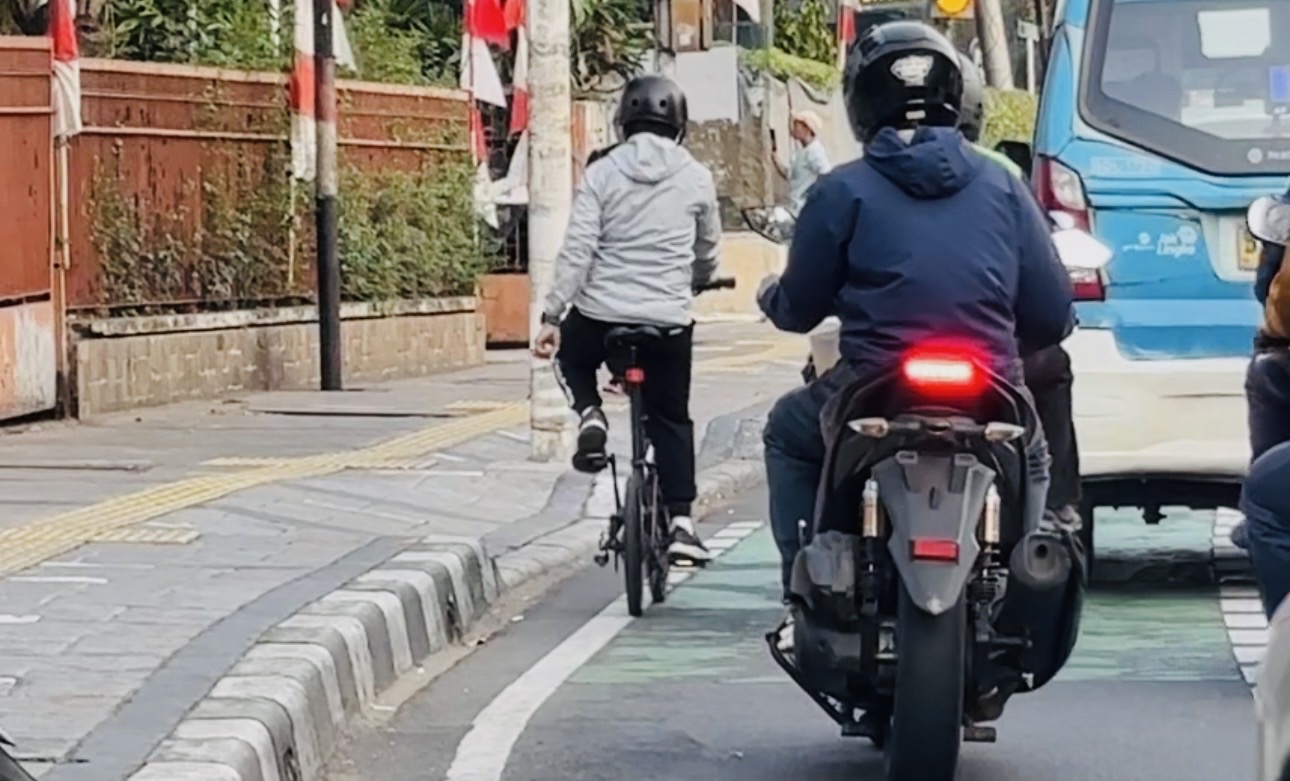 Dikuasai Motor dan Bajaj, Pemprov DKI Evaluasi Jalur Sepeda di Jalan Protokol