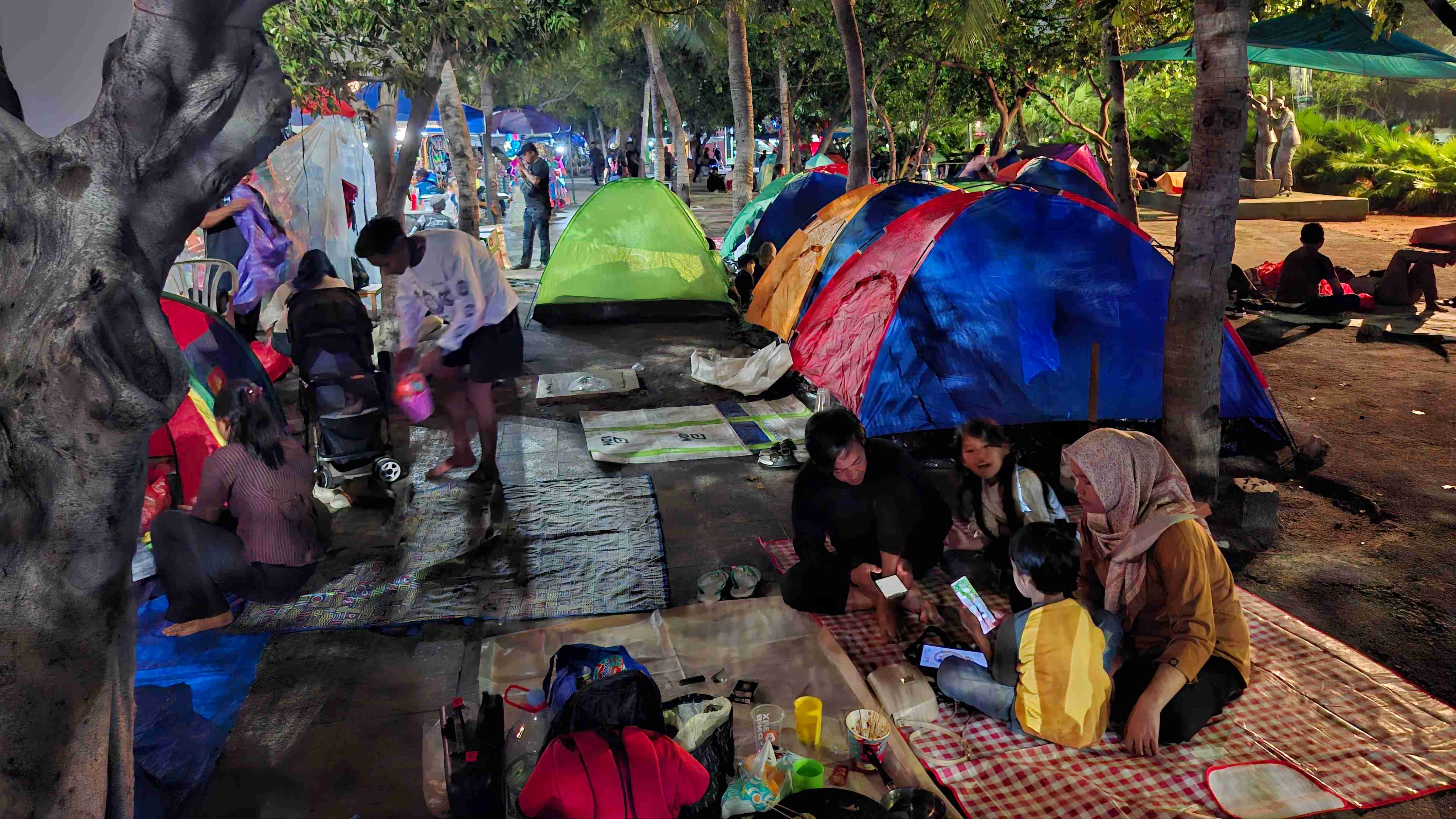 Bukan Hotel Mewah, Warga Karawang Pilih Camping di Pinggir Pantai Ancol demi Sambut 2026