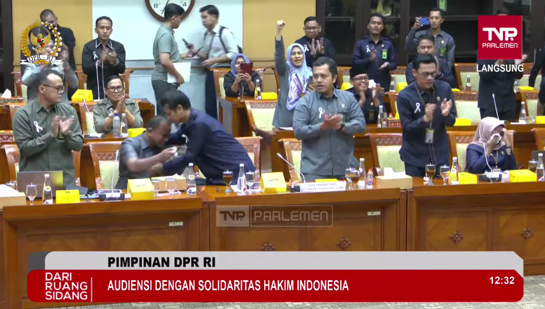 Prabowo Telepon Dasco saat Audiensi DPR, Janji Benahi Nasib Hakim Indonesia