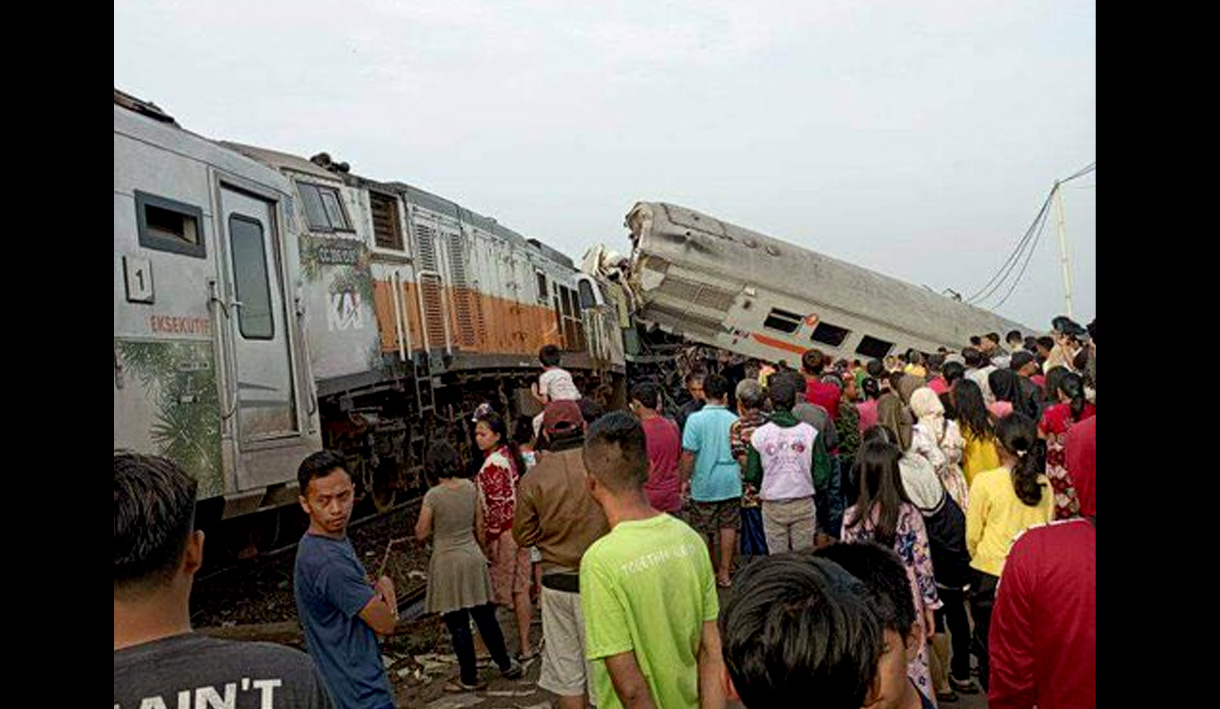 Kecelakaan Kereta Turangga vs Commuter Line di Jalur Cicalengka Bandung, Korban Jiwa Belum Diketahui