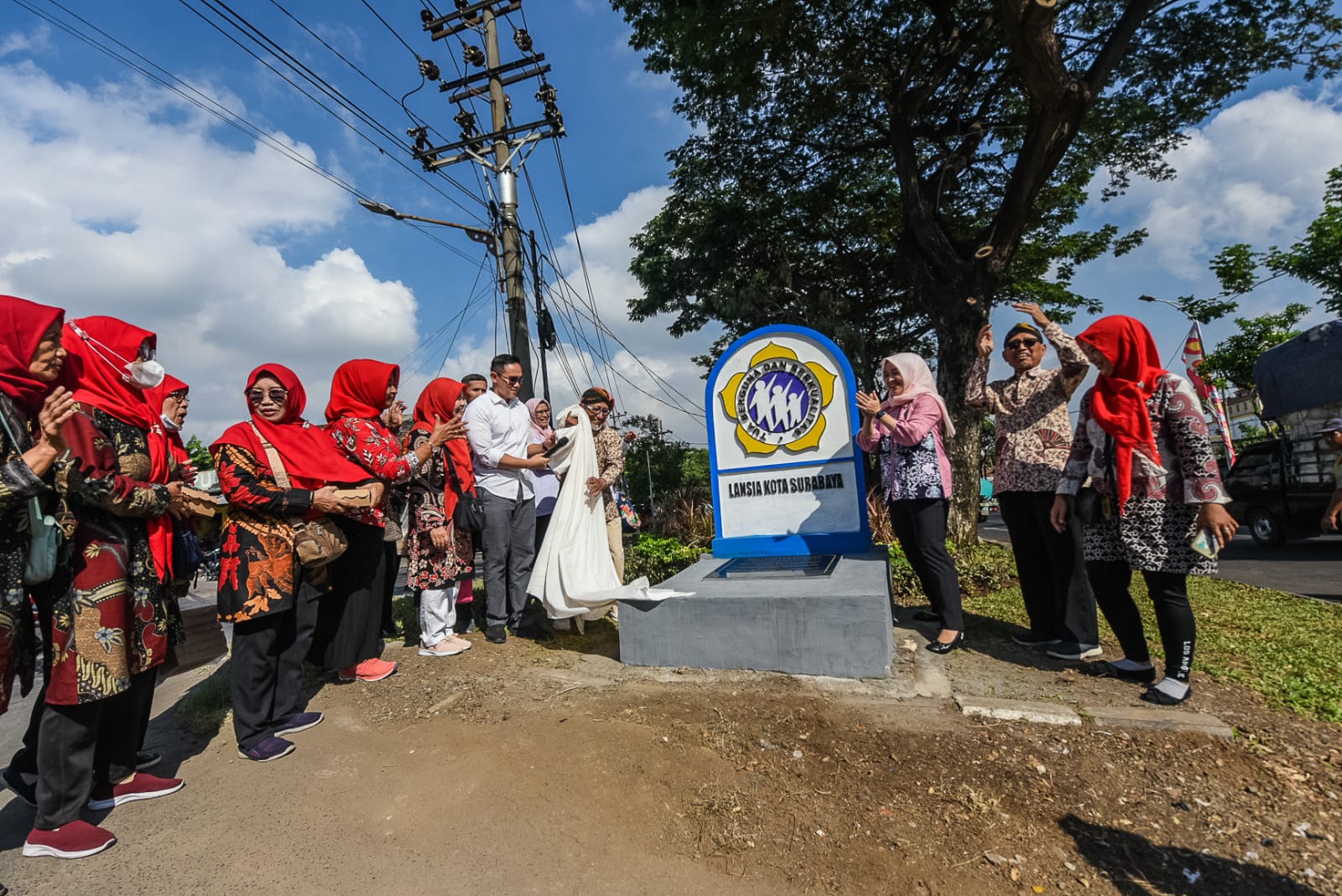 Tugu Lansia di Balongsari Surabaya Penghormatan untuk Warga Lanjut Usia