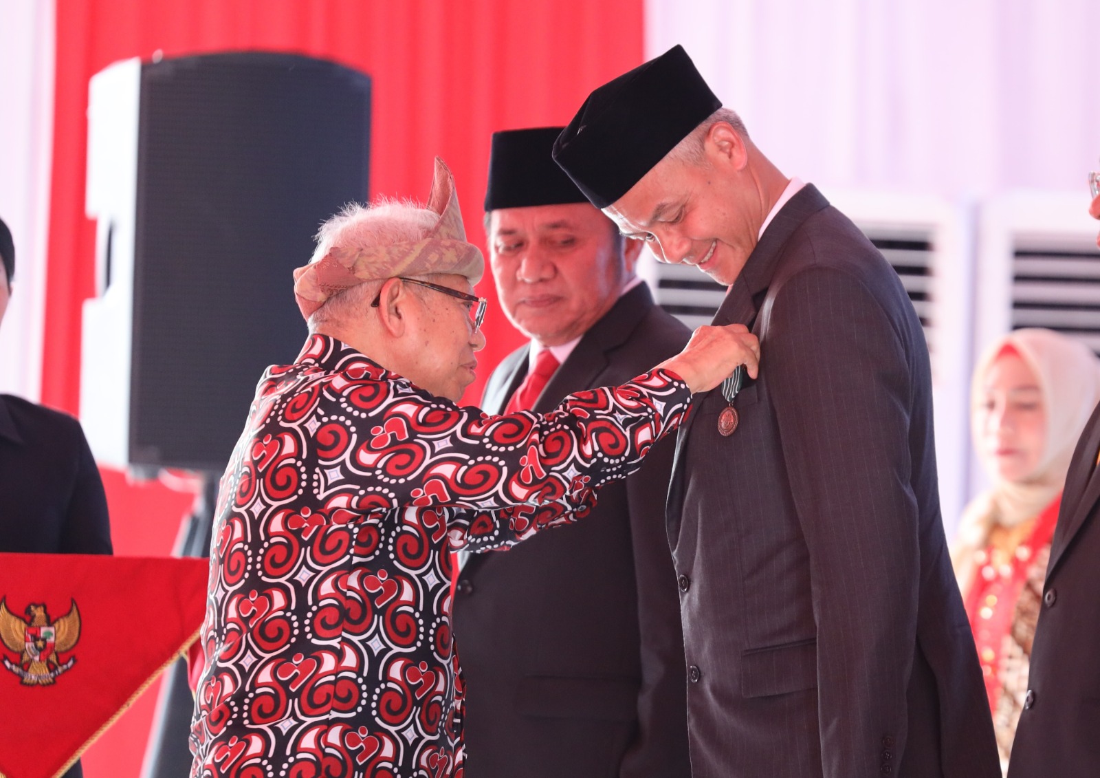 Berhasil Turunkan AKI dan AKB, Ganjar Pranowo Raih Tanda Kehormatan Satyalancana Wira Karya dari Jokowi 