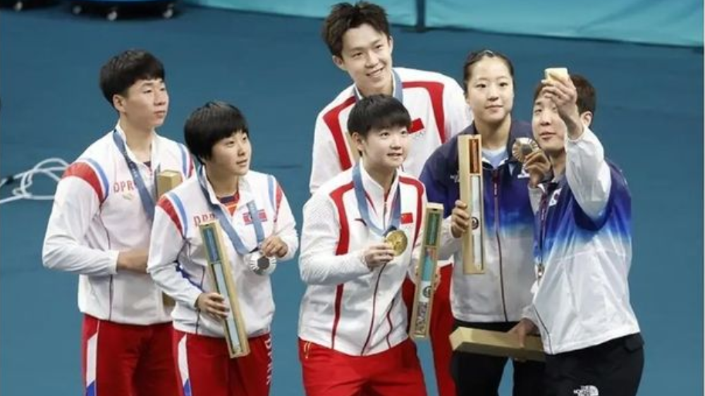 Momen Langka, Atlet Korea Selatan dan Korea Utara Selfie Bersama di Olimpiade Paris 2024 Usai Dapat Medali