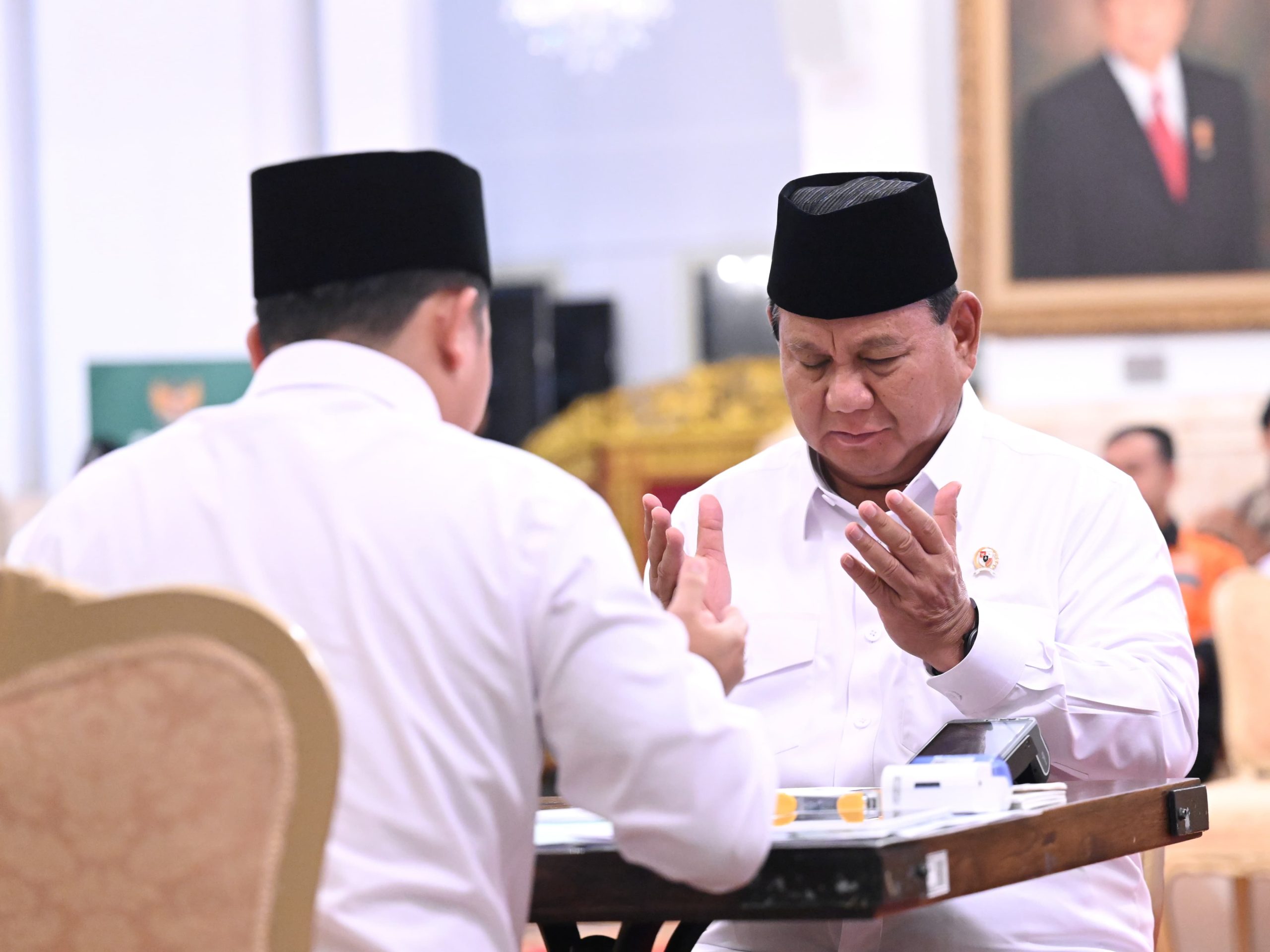 Prabowo Bayar Zakat Fitrah Bareng Jokowi di Istana Negara