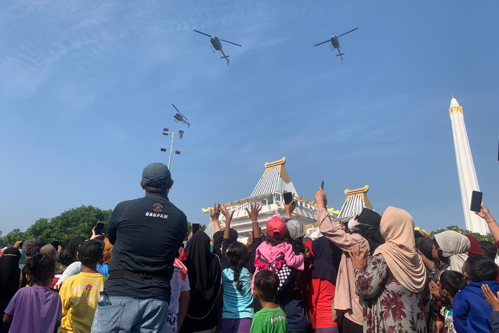 Keren, Atraksi Udara Penerbang TNI-AL Curi Perhatian Warga