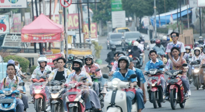 Puluhan Pelajar SMA Konvoi Corat-coret Seragam Rayakan Kelulusan